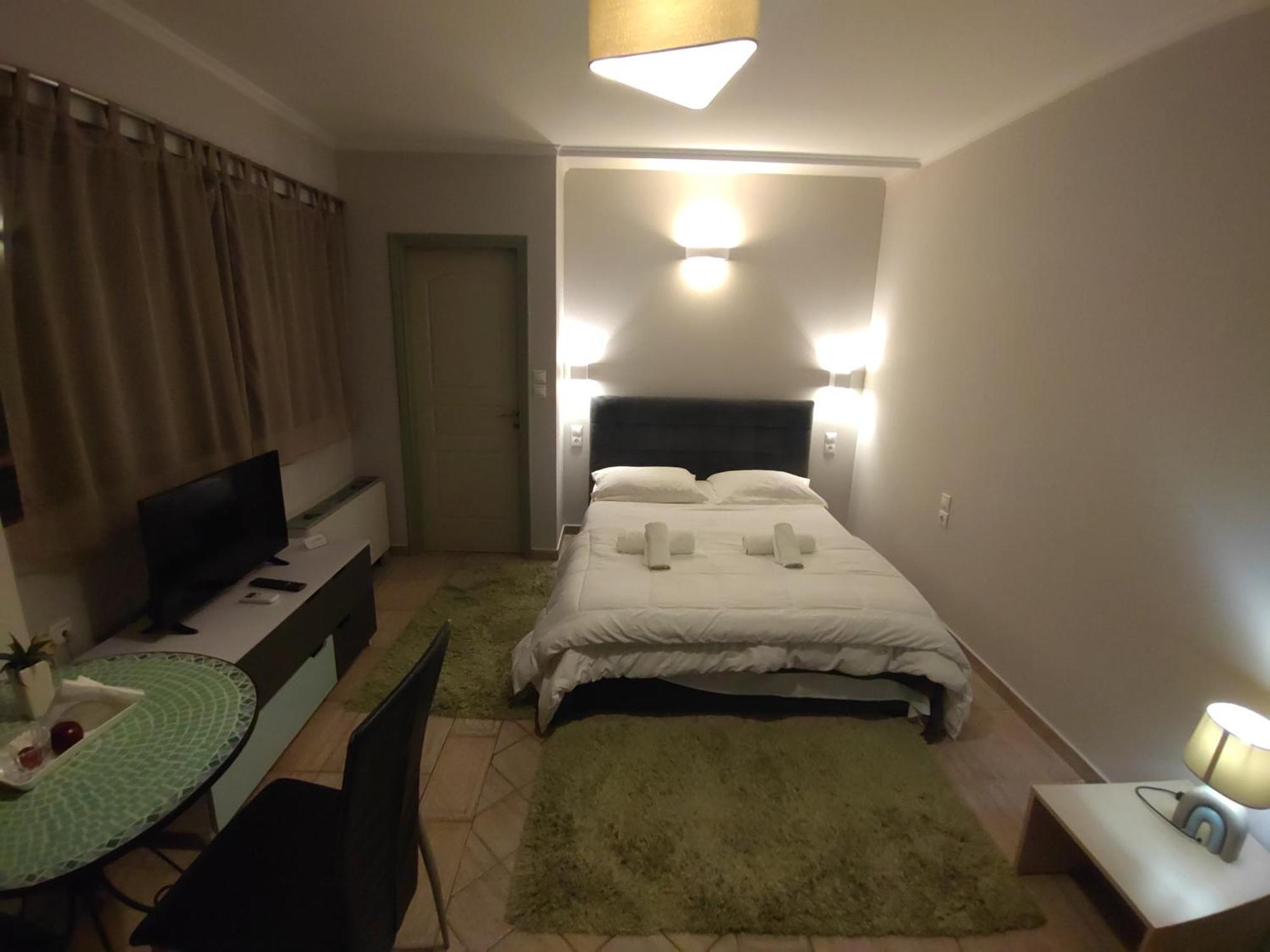 Central Studio - Fully Equiped. Ideal For Couples Патра Екстериор снимка