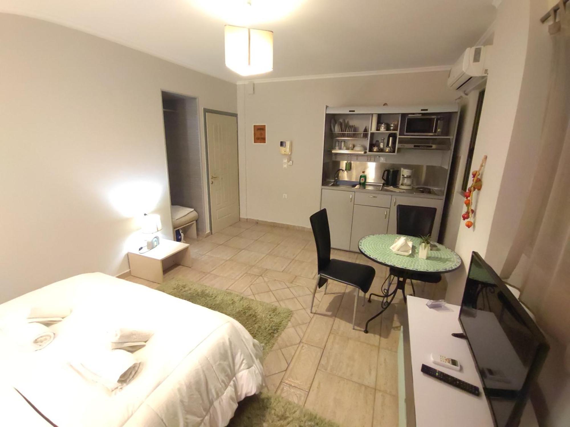 Central Studio - Fully Equiped. Ideal For Couples Патра Екстериор снимка