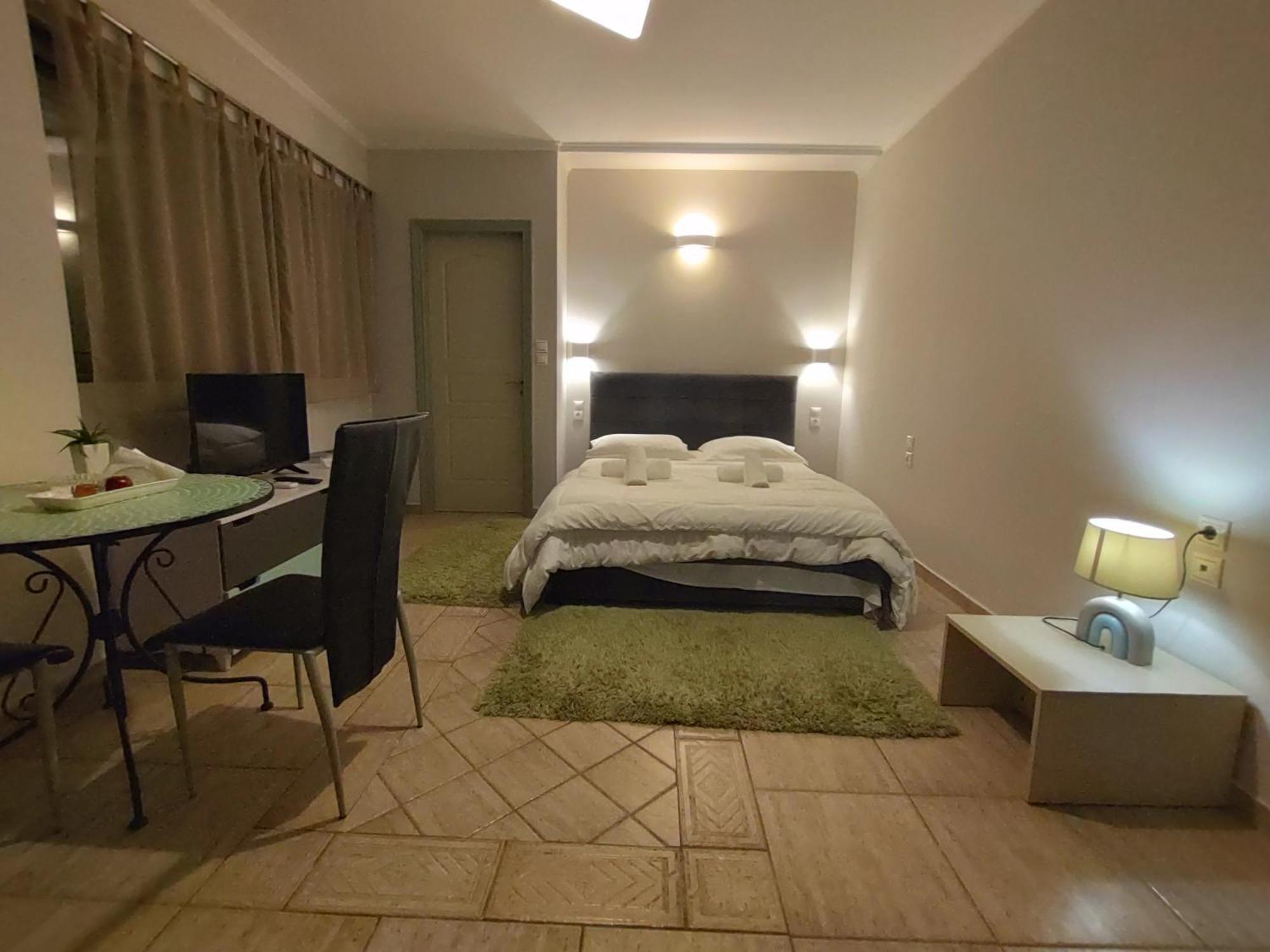 Central Studio - Fully Equiped. Ideal For Couples Патра Екстериор снимка