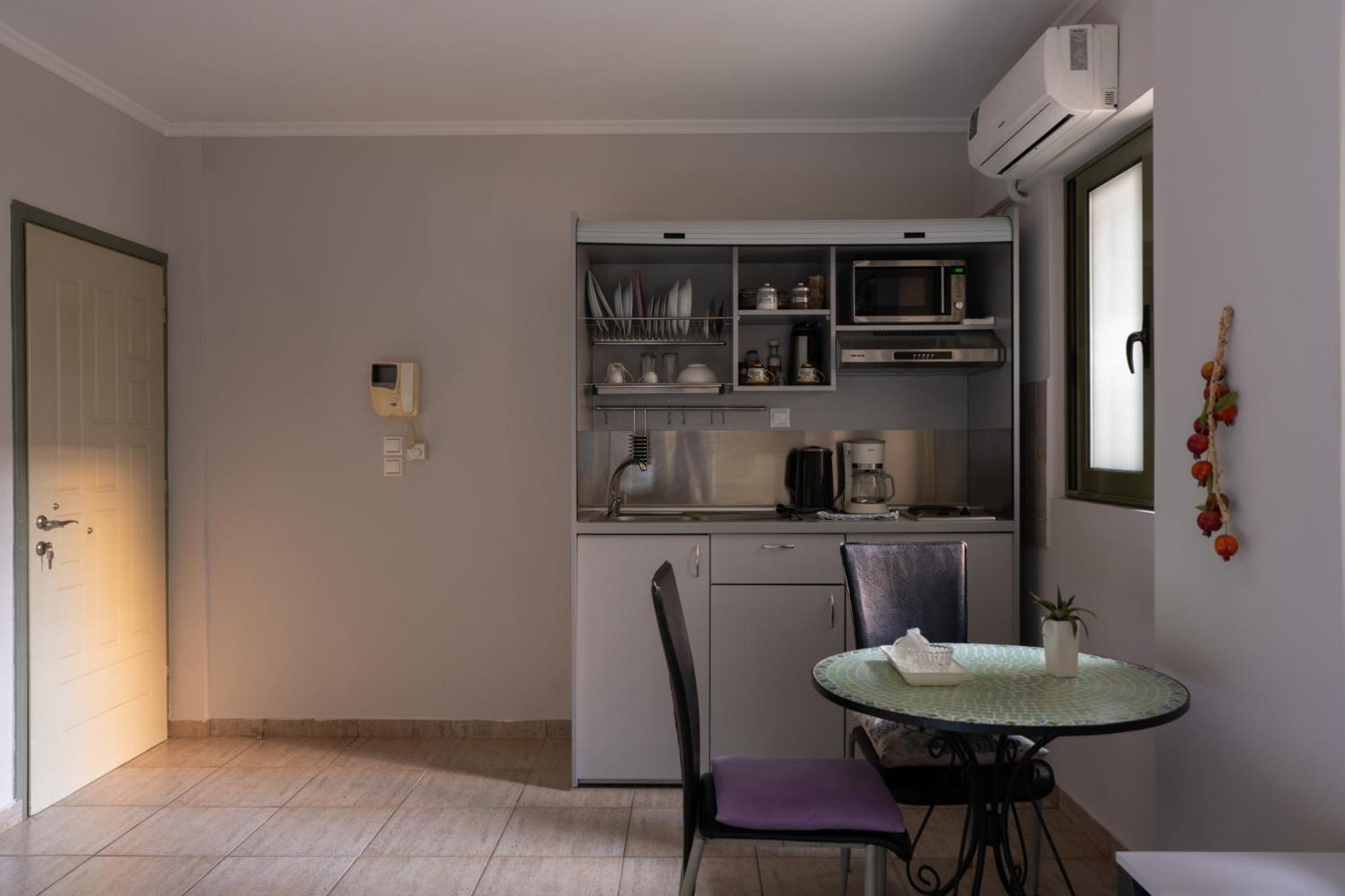 Central Studio - Fully Equiped. Ideal For Couples Патра Екстериор снимка
