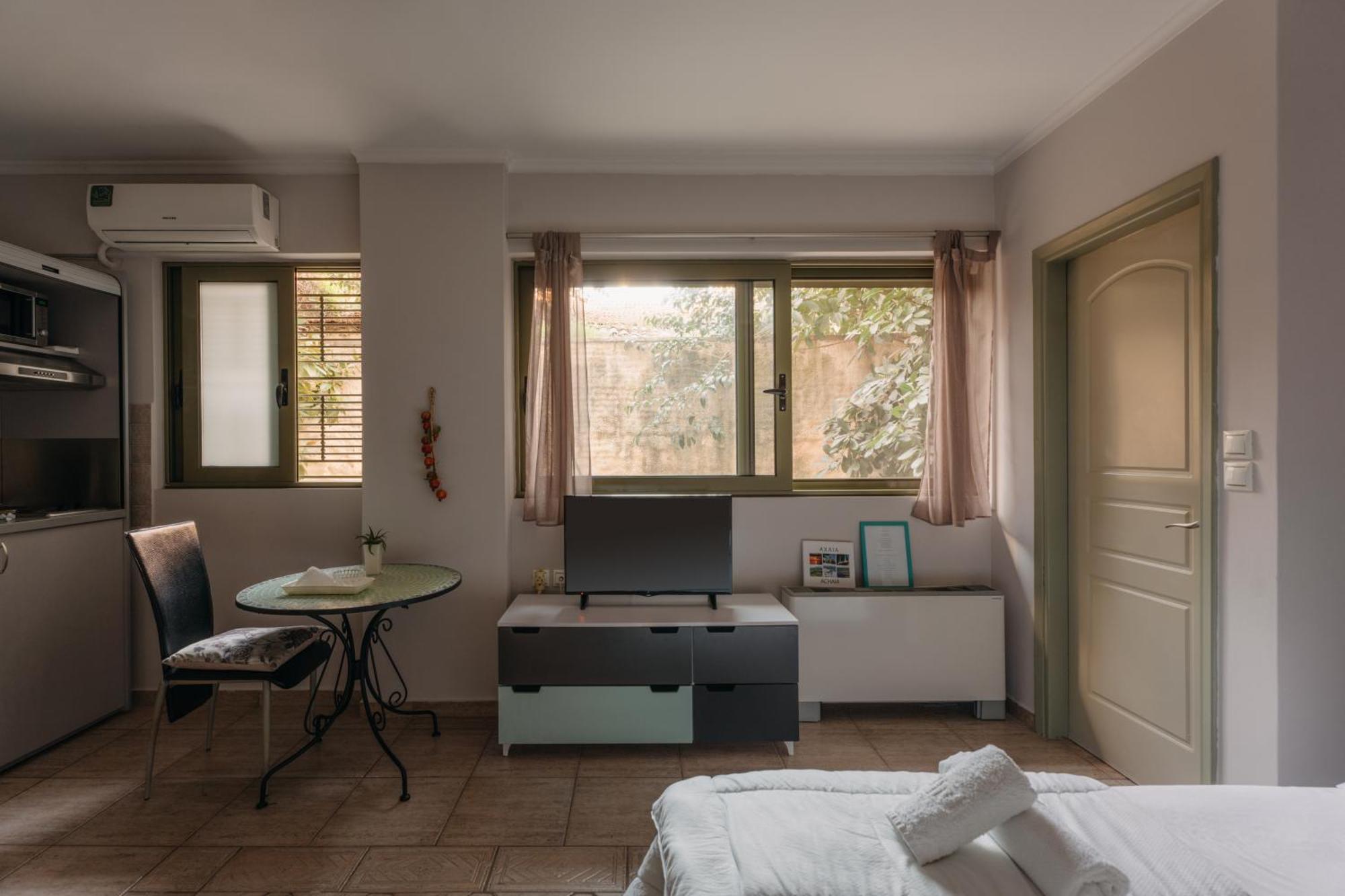 Central Studio - Fully Equiped. Ideal For Couples Патра Екстериор снимка
